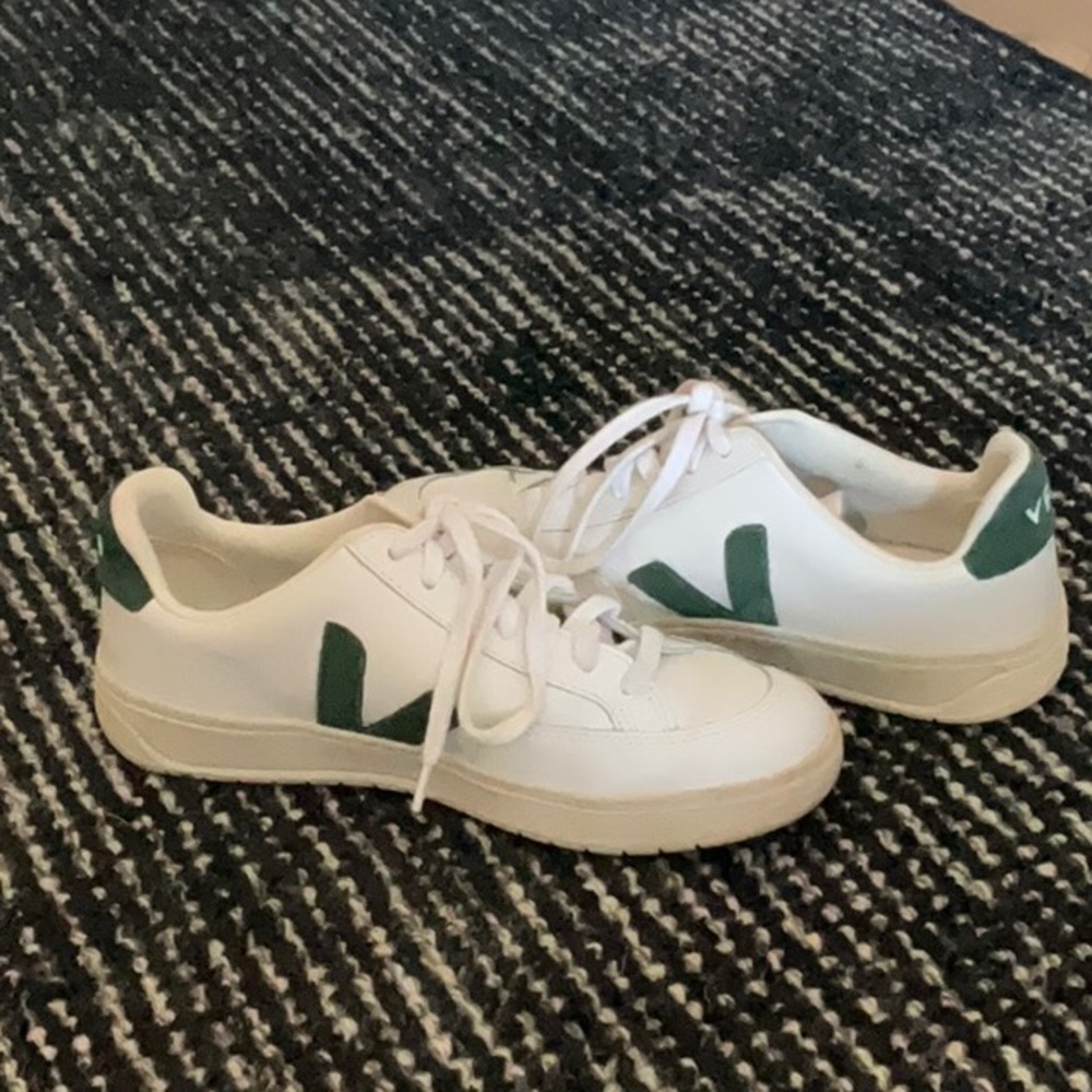 VEJA SNEAKERS size 8 COMFORTABLE STYLISH SHOE